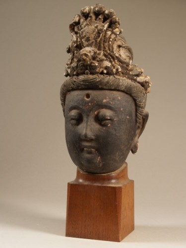 Plastiek, fragment, van Avalokitecvara, kop en tiara, gemaakt van klei op ijzerdraad, touw en textiel